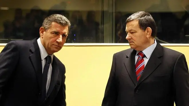 epa03472967 Former Croatian Army Generals Ante Gotovina (L) and Mladen Markac (R) enter the courtroom of the Yugoslav War Crimes Tribunal (ICTY) for their appeal judgement, in The Hague, Netherlands, 16 November 2012. The ICTY is delivering its decision in the appeal of the two Croatian generals convicted for their roles in a 1995 military offensive to drive Serb rebels out of land they had occupied for years along part of Croatia's border with Bosnia. Gotovina and Markac, were sentenced to 24 and 18 years respectively in 2011 for war crimes and crimes against humanity. Latest media reports state that two generals were acquitted and ordered to be released. EPA/BAS CZERWINSKI