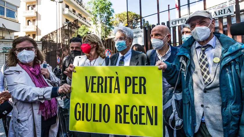 From left: Giulio's mother, Paola Regeni, the lawyer of the Regeni family, Alessandra Ballerini, Luigi Manconi, Marino Sinibaldi and Giulio's father, Claudio Regeni, with Italian journalists of the National Federation of the Italian Press hold banners reading 'the truth for Regeni' outside the court in piazzale Clodio in Rome, Italy, 25 May 2021. The preliminary hearing begins against four Egyptian security officers accused in 2016 of torture and murder in Cairo of an Italian student Giulio Regeni. ANSA / ANGELO CARCONI