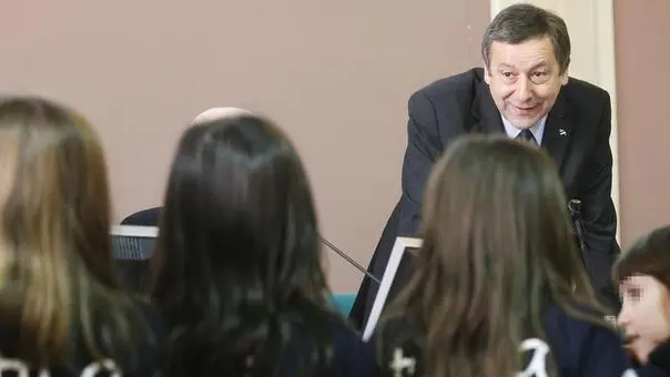 Il ministro Francesco Profumo a Roma 18 febbraio 2012.Il ministro dell'Istruzione Francesco Profumo si dice convinto che l'anno scolastico non sarà a rischio nonostante l'allarme lanciato dall'Unione delle Province dopo i tagli. Proprio domani Profumo incontrerà il presidente dell'Unione delle Province Giuseppe Castiglione. Un appuntamento che, ha sottolineato, "era programmato"..ANSA/ALESSANDRO DI MEO