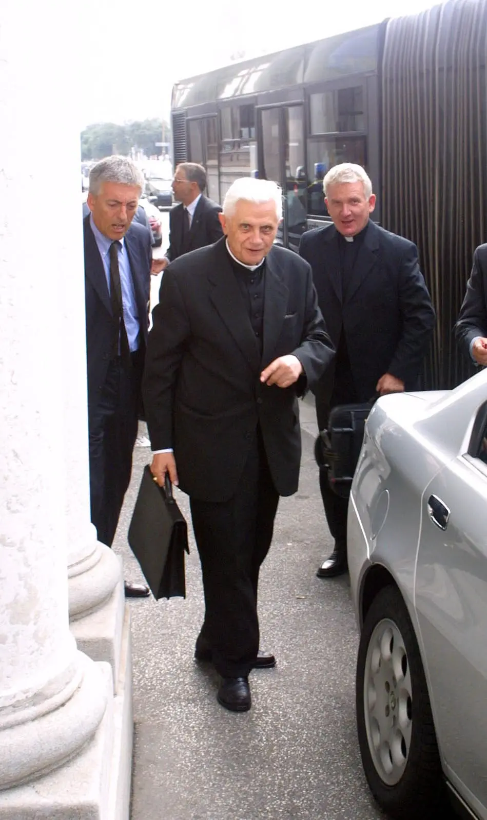 In questa galleria fotografica di Andrea Lasorte, l'allora Cardinale Ratzinger in visita a Trieste nel 2002. Lo ricordiamo così all'Auditorium del Revoltella, il 20 settembre, per partecipare ad un convegno della Fondazione Liberal sul Pensiero Filosofico e la mattina del 21 settembre, quando celebrò la messa nella chiesa del Rosario
