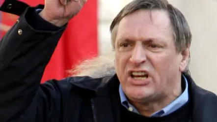 20050321 - ROMA - CRO - MAFIA: DON CIOTTI, E' RITORNATA ALLA GRANDE. Il presidente di "Libera", Don Luigi Ciotti, mentre riprende gli intervenuti che parlavano durante la cerimonia della giornata dedicata ai caduti per mafia, oggi in piazza del Campidoglio, a Roma. MAURIZIO BRAMBATTI - ANSA - KRZ