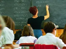 Un'insegnante alla lavagna durante una lezione di matematica