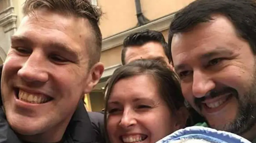 Fabio Tuiach in posa con la moglie e il leader della Lega Nord Matteo Salvini