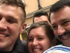 Fabio Tuiach in posa con la moglie e il leader della Lega Nord Matteo Salvini