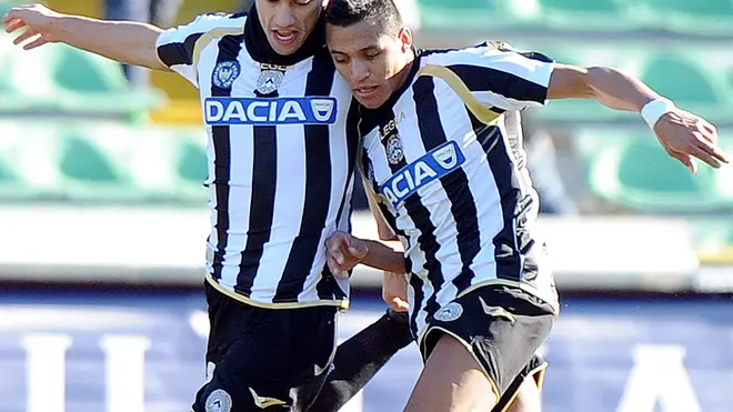 I giocatori dell'Udinese, Alexis Sanchez (D) e Gokhan Inler, allo stadio Friui di Udine, in una immagine del 23 gennaio 2011. ANSA/DANIEL DAL ZENNARO