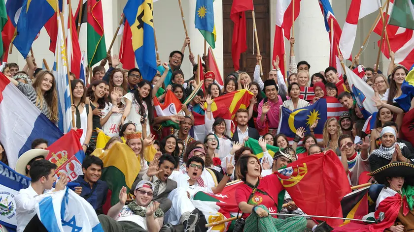 Ragazzi del Collegio del Mondo Unito dell’Alto Adriatico di Duino durante una festa qualche anno fa