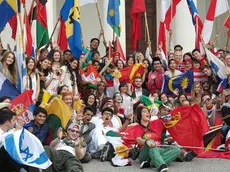 Ragazzi del Collegio del Mondo Unito dell’Alto Adriatico di Duino durante una festa qualche anno fa