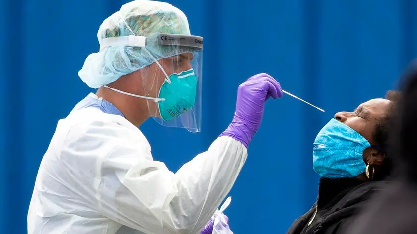 epa08417185 Medical personnel performs a COVID-19 test on a patient at a walk up site in Boston, Massachusetts, USA, 12 May 2020, amid the ongoing coronavirus COVID-19 pandemic. Countries around the world have closed borders, schools as well as public facilities, and have cancelled most major sports and entertainment events in order to prevent the spread of the SARS-CoV-2 coronavirus causing the COVID-19 disease. EPA-EFE/CJ GUNTHER