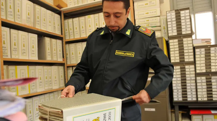 Militari della Guardia di Finanza durante il lavoro di indagine su frodi e reati fiscali a Pisa. SILVI/ANSA