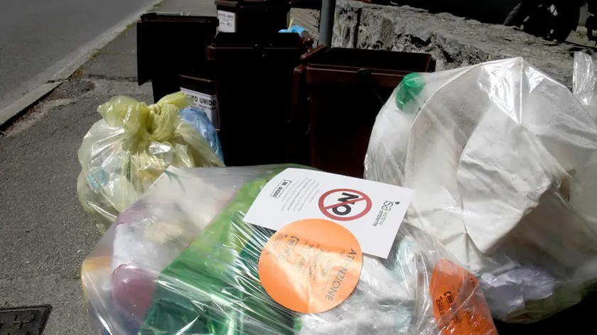 Bonaventura Monfalcone-17.05.2016 Rifiuti non conformi-Via dei Raparoni-Ronchi dei Legionari-foto di Katia Bonaventura