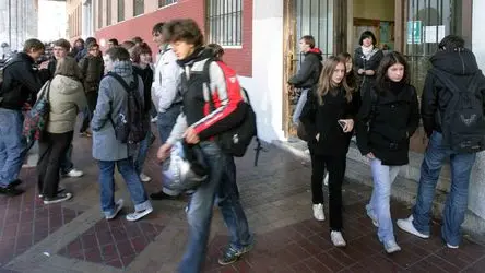 sterle trieste alunni del liceo dante all'uscita della scuola pregasi di conservare in archivio alla c a dott livio missio