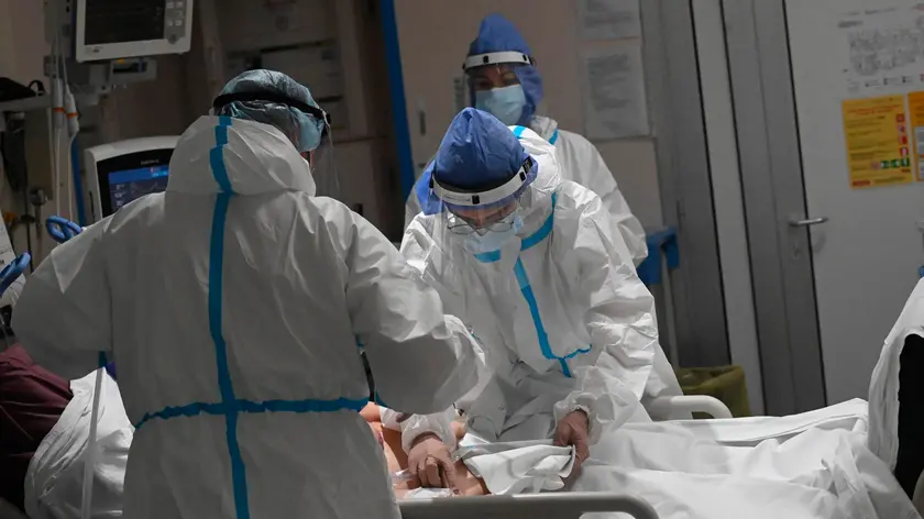 03/12/2021 Bologna. Reparto Covid di terapia intensiva, staff medico al lavoro *** Local Caption *** 01051484