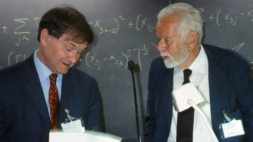 Roger Penrose con Paolo Budinich nel gennaio del 2002 durante la sua visita alla Sissa e al Centro di fisica teorica. (Foto F.Pagan)