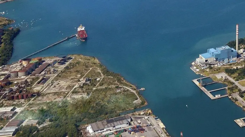 A sinistra del Canale navigabile, una petroliera al pontile di Kri