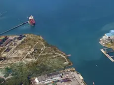 A sinistra del Canale navigabile, una petroliera al pontile di Kri