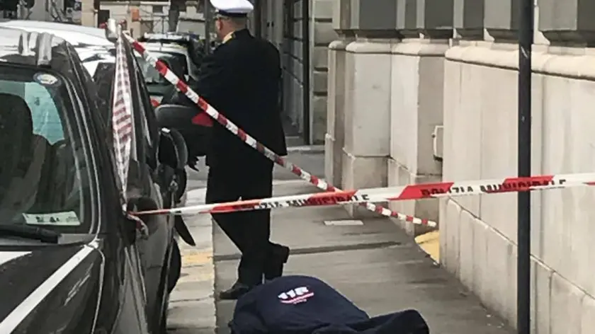 La salma sul marciapiede coperta da un telo