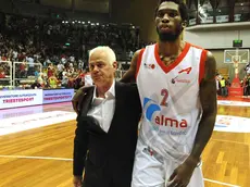 Jordan Parks aiutato da coach Dalmasson a raggiungere lo spogliatoio alla fine di gara-4