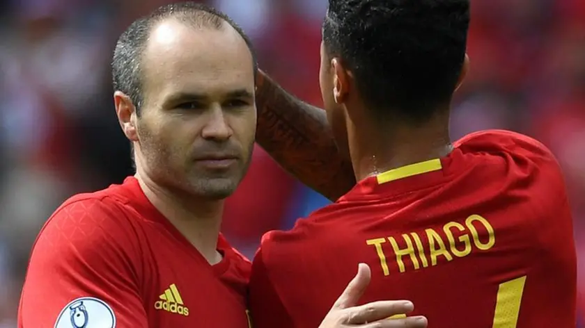 epa05361824 Andres Iniesta (L) and Thiago Alcantara at the end of the UEFA EURO 2016 group D preliminary round match between Spain and Czech Republic at Stade Municipal de Toulouse in Toulouse, France, 13 June 2016. (RESTRICTIONS APPLY: For editorial news reporting purposes only. Not used for commercial or marketing purposes without prior written approval of UEFA. Images must appear as still images and must not emulate match action video footage. Photographs published in online publications (whether via the Internet or otherwise) shall have an interval of at least 20 seconds between the posting.) EPA/VASSIL DONEV EDITORIAL USE ONLY