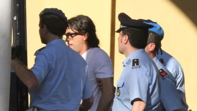 L'ex giocatore del Genoa, Omar Milanetto (C), arrestato nell'ambito dell'inchiesta sul calcioscommesse, esce dal tribunale di Cremona dopo essere stato interrogato dal gip Guido Salvini, 30 maggio 2012. ANSA / RAFFAELE RASTELLI