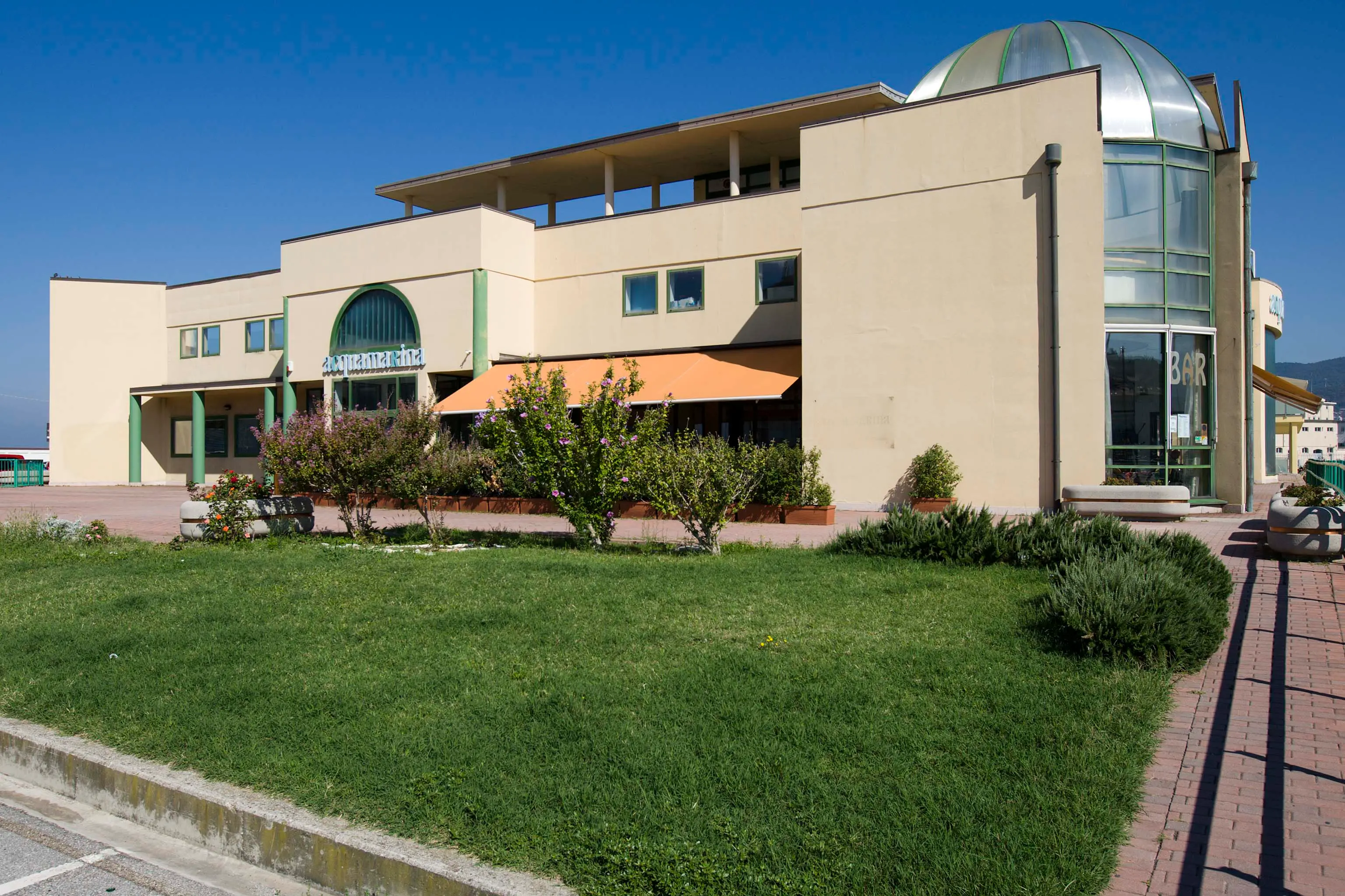 L'esterno della piscina Acquamarina di Campo Marzio