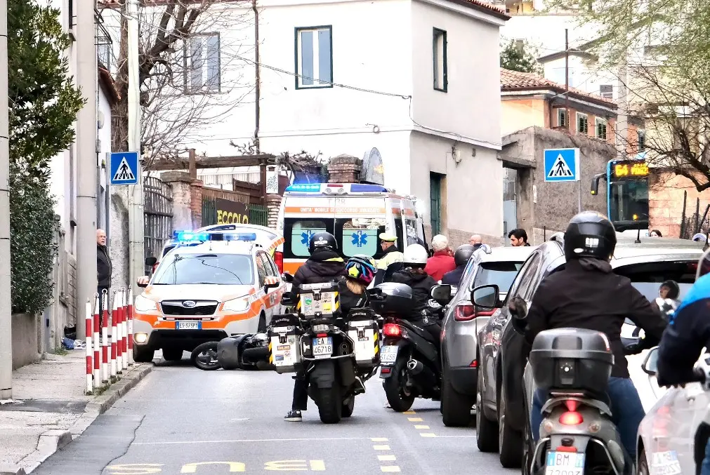 I soccorsi sul luogo dell'incidente in via Commerciale