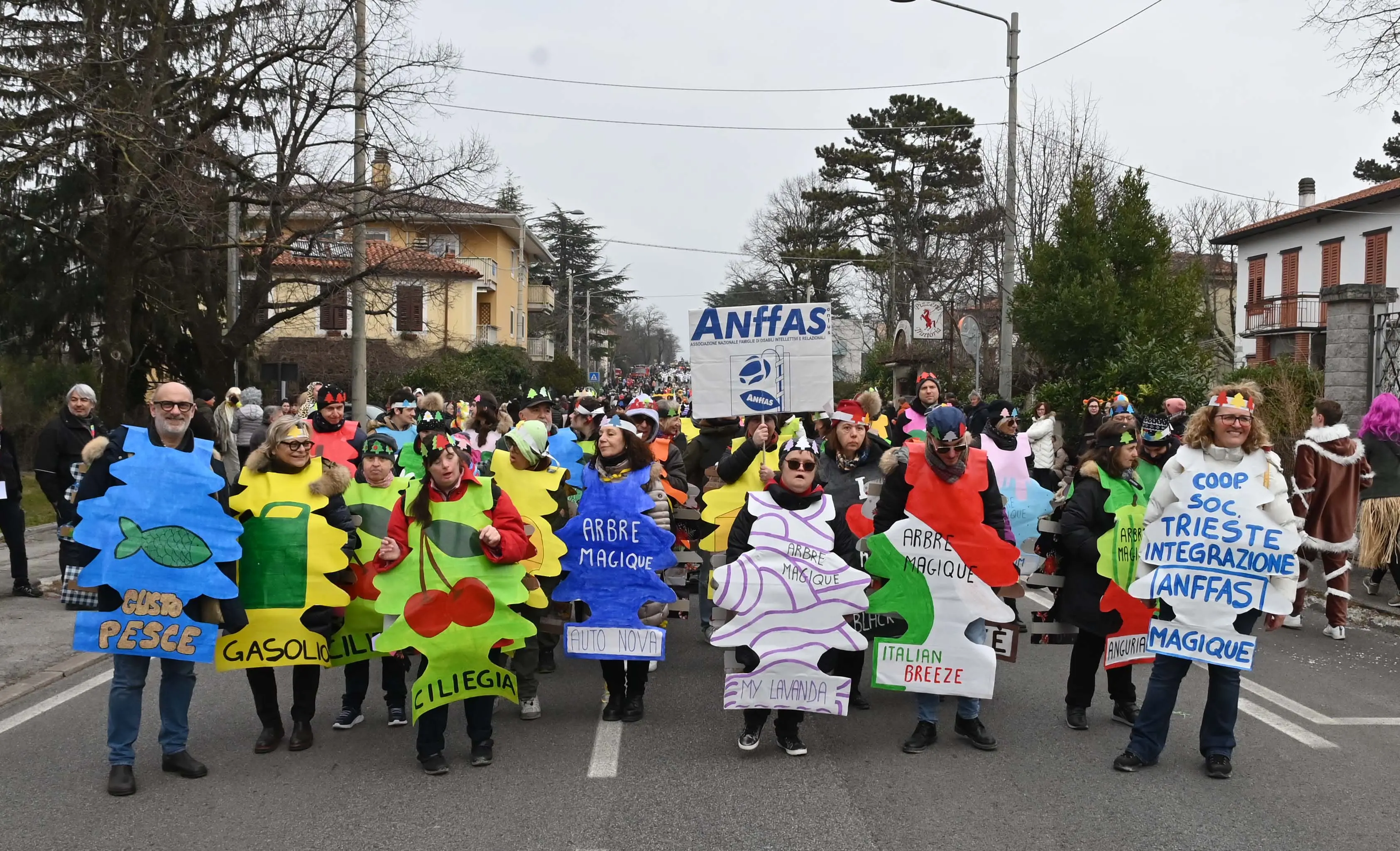 Opicina con il tema “No xe più gli inverni de una volta” nella categoria riservata ai carri allegorici. E Bagnoli della Rosandra con “Happy hippy trolls” nella competizione per i gruppi. Ecco la “coppia” vincitrice dell’edizione 2023 del Carnevale carsico, svoltosi sabato 18 proprio a Opicina. Nelle foto di Francesco Bruni, la sfilata andata in scena sabato