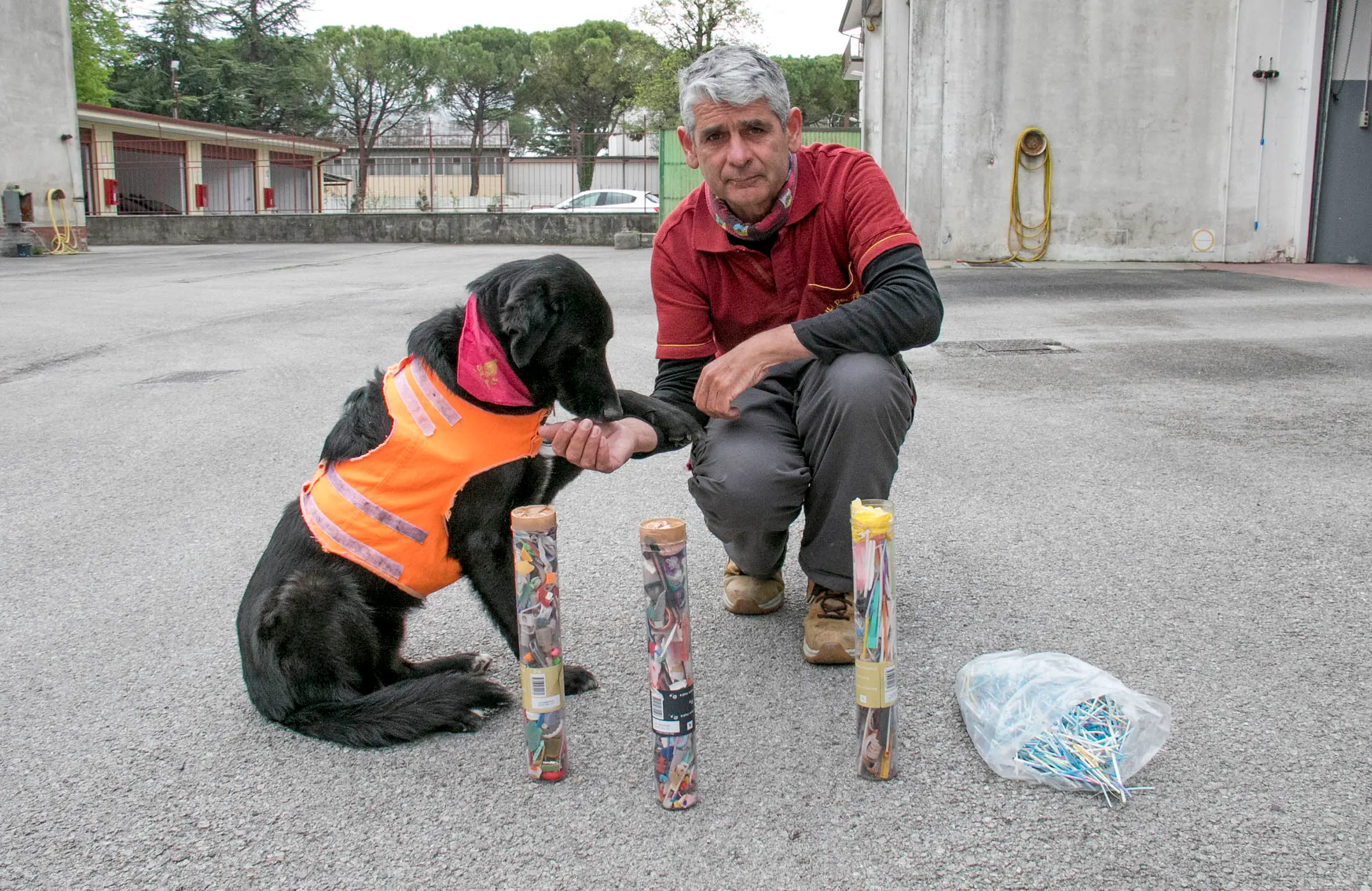 Bonaventura Monfalcone-13.04.2019 Giro del mondo in bicicletta di Martin Hutchinson e Starsky-Caserma di vigili del fuoco-Monfalcone-foto di Katia Bonaventura