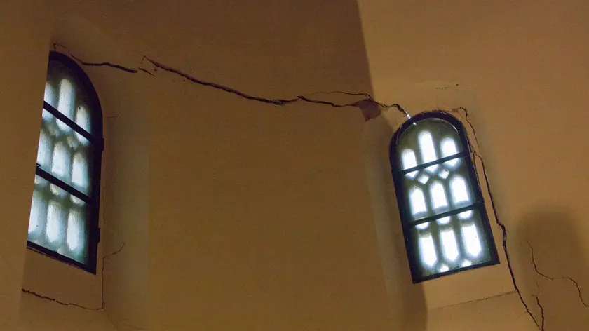 La vistosa fessurazione sulla navata sinistra del duomo di Sant’Ambrogio (Bonaventura)