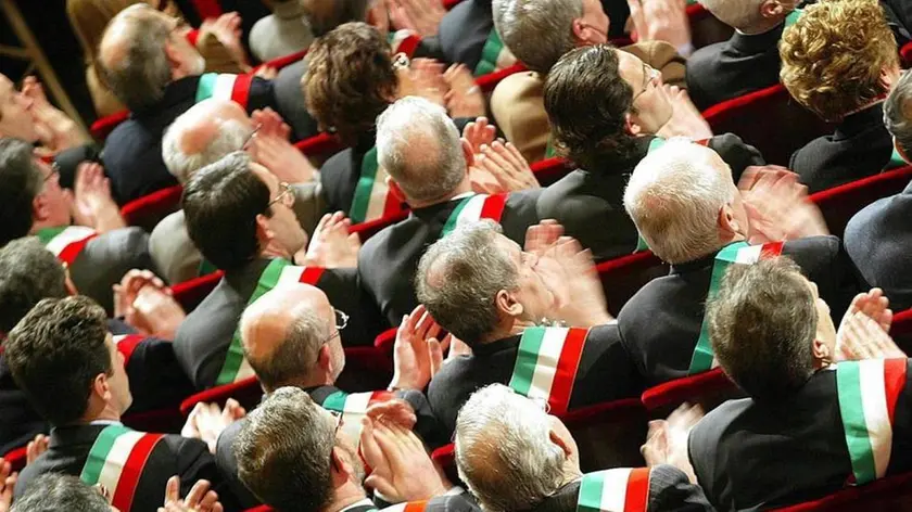 Sindaci con la fascia tricolore durante un convegno