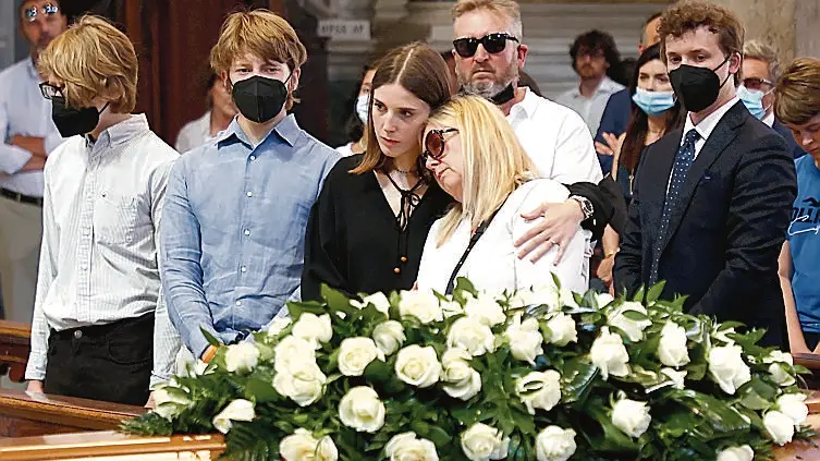 La famiglia di Omar Monestier durante le esequie