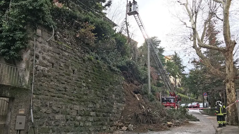 Silvano Trieste 16/12/2017 Via Cordaroli chiusa a causa di uno smottamento e crollo