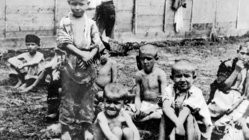20080312 - ROMA - ACE - TV: FIGLIO VITTIMA DOMENIKON, CONTIAMO SU GIUSTIZIA ITALIANA. Un gruppo di bambini sloveni nel campo di prigionia di Arbe. ''Per portare avanti le indagini sull'eccidio di Domenikon ora contiamo sulla giustizia italiana''. L'ha detto Stathis Psomiadis, figlio di una delle vittime della strage, a margine della presentazione del documentario La guerra sporca di Mussolini (in onda venerdi' alle 21 su History Channel) di Giovanni Donfrancesco, che racconta alcuni crimini, rimasti impuniti, compiuti dall'esercito italiano durante la II guerra Mondiale, e in particolare la strage del 1943, nel villaggio greco di Domenikon, di 150 civili inermi. ANSA/DC