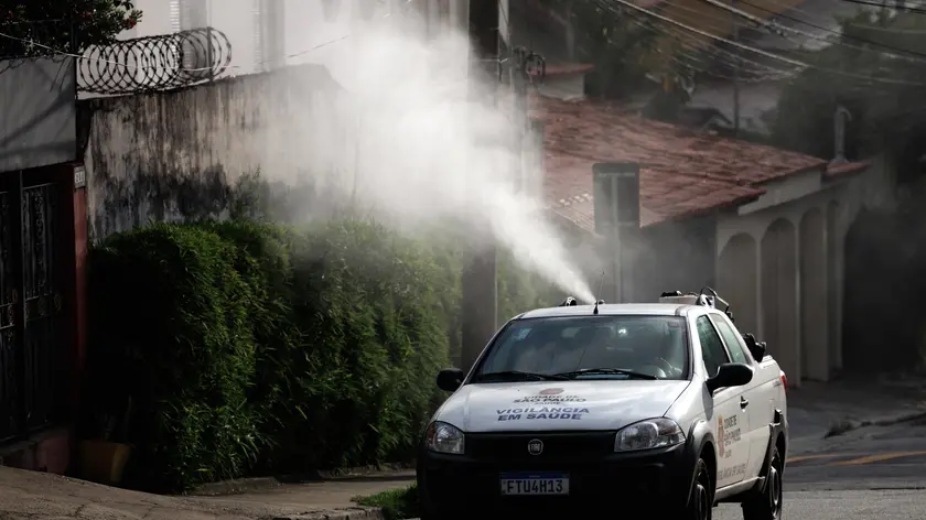 Disinfestazione per prevenire la Dengue a San Paolo, in Brasile. Foto EPA