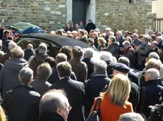 La folla all'esterno della Cattedrale (Lasorte)