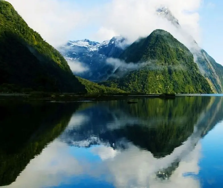 Un paesaggio mozzafiato di una zona montuosa della Nuova Zelanda