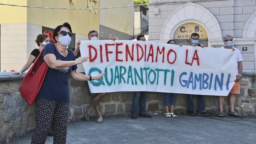 Un momento del sit-in in piazza Puecher