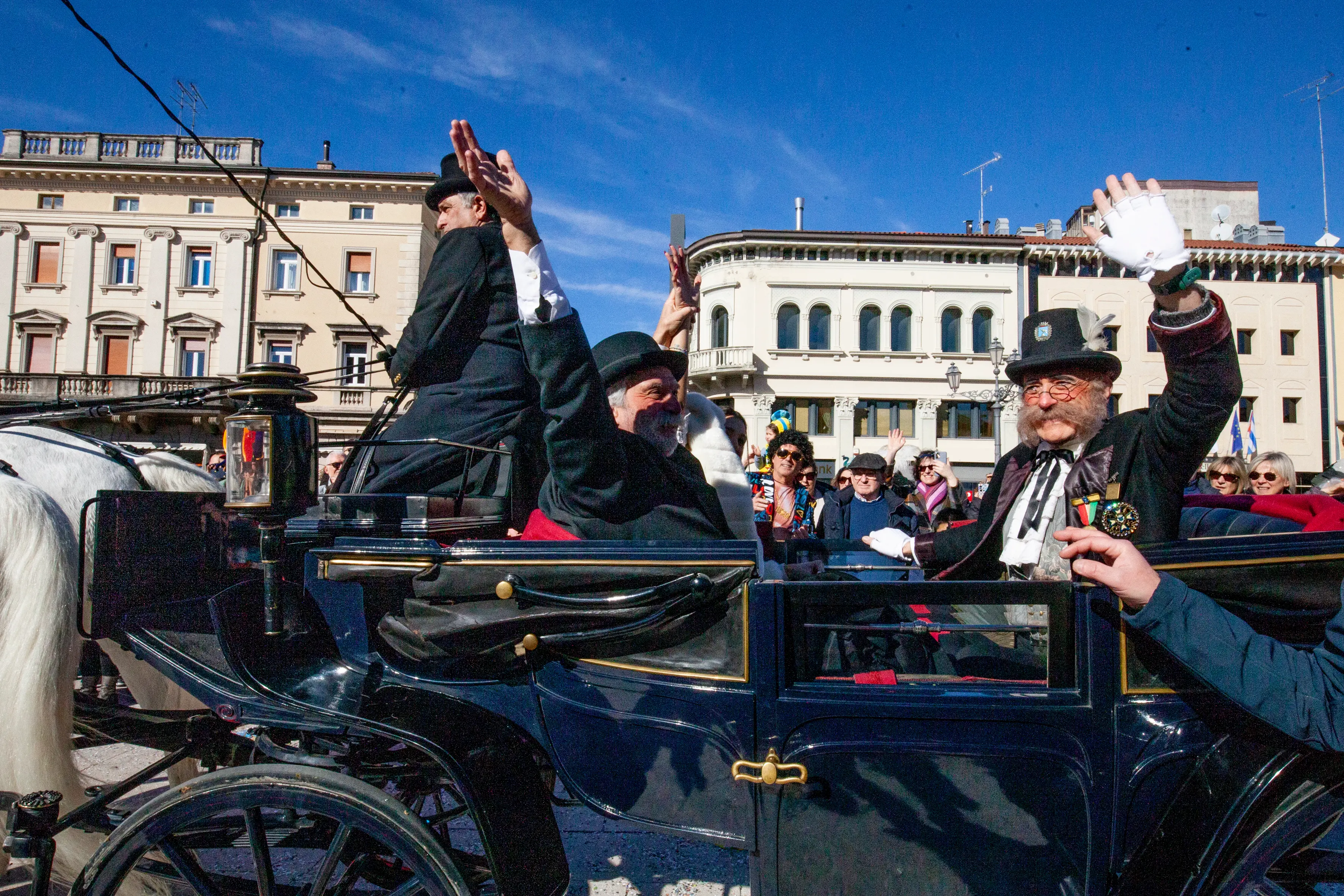 A Monfalcone è il giorno della sfilata dei carri e dei gruppi mascherati del 140° Carnevale Monfalconese della Pro Loco. Lungo le strade del centro cittadino migliaia di persone accorse da tutta la regione hanno seguito la sfilata che presenta carri bellissimi e altrettanto coreografici gruppi. A mezzogiorno un caldo sole e le temperature primaverili hanno accolto le oltre 6.000 persone, mascherate e non, che, alle 12 in punto, si sono riversate in piazza della Repubblica per assistere alla tradizionale “Cantada”. Battesimo con il pubblico delle grandi occasioni per il nuovo Sior Anzoleto Postier - interpretato da quest’anno da Franco Ongaro - che, affiancato dalla sua “sposa” Lisa Piran - studentessa di lingue e letterature straniere, finalista del Concorso Miss Italia 2023 - e dal Notaio Toio Gratariol - alias Gian Carlo Blasini - ha dato lettura al suo primo testamento. Le foto sono di Katia Bonaventura