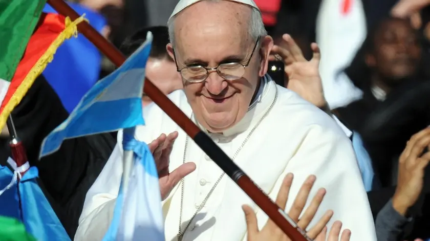 Papa Francesco arriva in piazza San Pietro per la messa di inaugurazione del Pontificato, Citta' del Vaticano, 19 marzo 2012. Pope Francis waves to the crowd during his inauguration mass at St Peter's square on March 19, 2013 at the Vatican. World leaders flew in for Pope Francis's inauguration mass in St Peter's Square on Tuesday where Latin America's first pontiff will receive the formal symbols of papal power. ANSA/ETTORE FERRARI