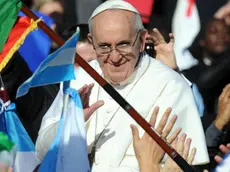 Papa Francesco arriva in piazza San Pietro per la messa di inaugurazione del Pontificato, Citta' del Vaticano, 19 marzo 2012. Pope Francis waves to the crowd during his inauguration mass at St Peter's square on March 19, 2013 at the Vatican. World leaders flew in for Pope Francis's inauguration mass in St Peter's Square on Tuesday where Latin America's first pontiff will receive the formal symbols of papal power. ANSA/ETTORE FERRARI