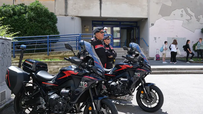 Carabinieri davanti alla Bergamas
