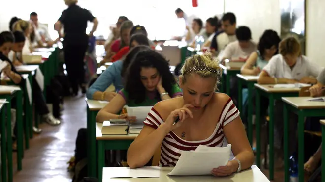 20060621 - PISA - CRO - MATURITA': UNGARETTI E MAZZINI PER IL TEMA. Studenti pisani durante la prova scritta della maturità. Quest'anno per la prova di italiano come argomenti sono stati scelti l'Isola di Ungaretti e Giuseppe Mazzini. FRANCO SILVI ANSA-CD