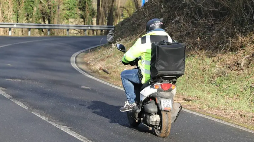 Il rider Robertino Cavaliere percorre la strada dove ha incontrato l’orso. Foto Bumbaca