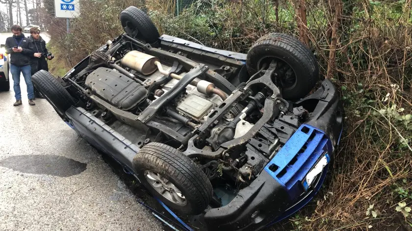 L'auto cappottata in strada nuova per Opicina