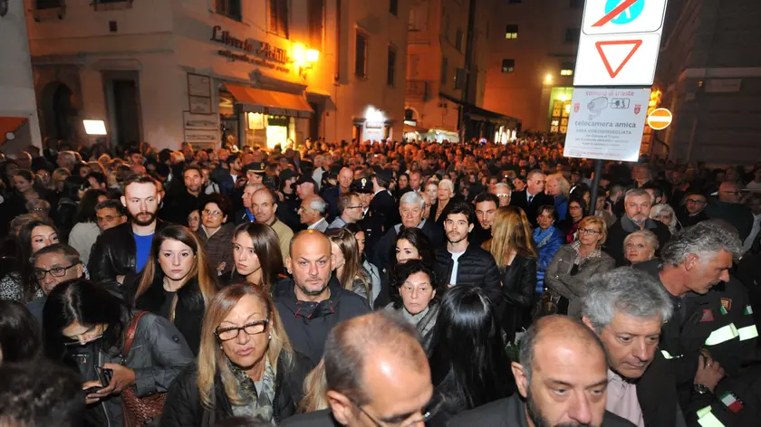La fiaccolata in ricordo dei due agenti di sabato 5 ottobre