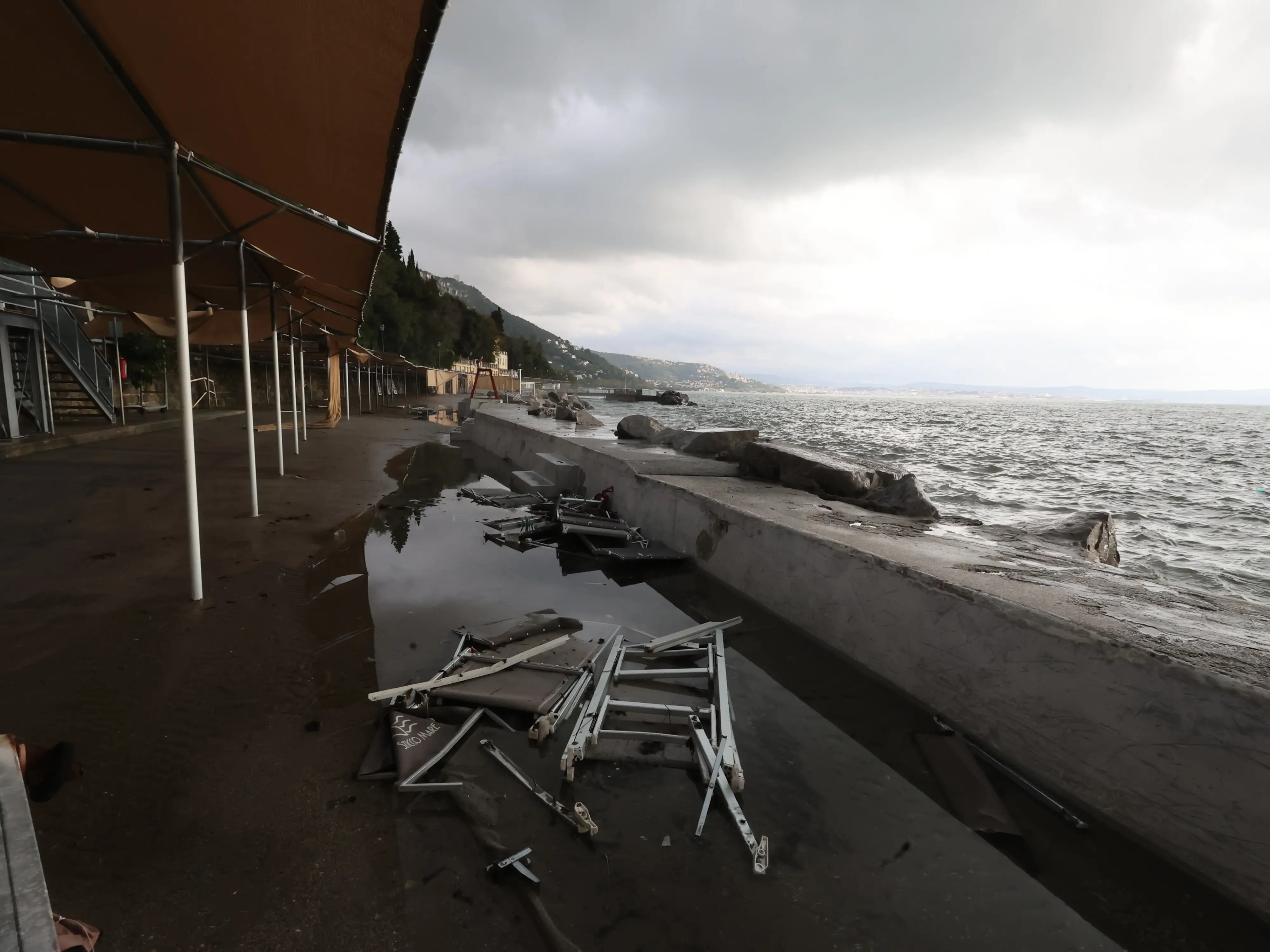 La forte mareggiata di questa mattina, venerdì 27 ottobre, ha distrutto il noto stabilimento balneare di Trieste “Sticco”, che si trova a un centinaio di metri dal castello di Miramare. Stimati 250mila euro di danni. Le onde hanno divelto alcune strutture che assicuravano la struttura sugli scogli e lungo la strada, hanno inoltre sfasciato arredi e altre componenti dell'impianto. La mareggiata ha anche trascinato in acqua sdraio, sedie e altri oggetti che erano custoditi nello stabilimento. Nella zona della Pineta di Barcola invece la furia delle onde ha divelto la pavimentazione. Foto di Andrea Lasorte: