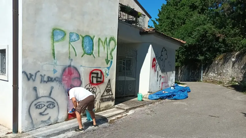 Le scritte, svastica compresa, apparse nella notte nell'ex canonica di Duino