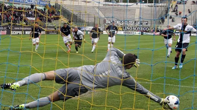 Inter'goalkeeper Samir Handanovic saved the penalty beaten by Parma's forward Antonio Cassano during the Italian Serie A soccer match beetween Parma FC and Inter FC at Ennio Tardini Stadium in Parma, 19 April 204. ANSA/BARACCHI