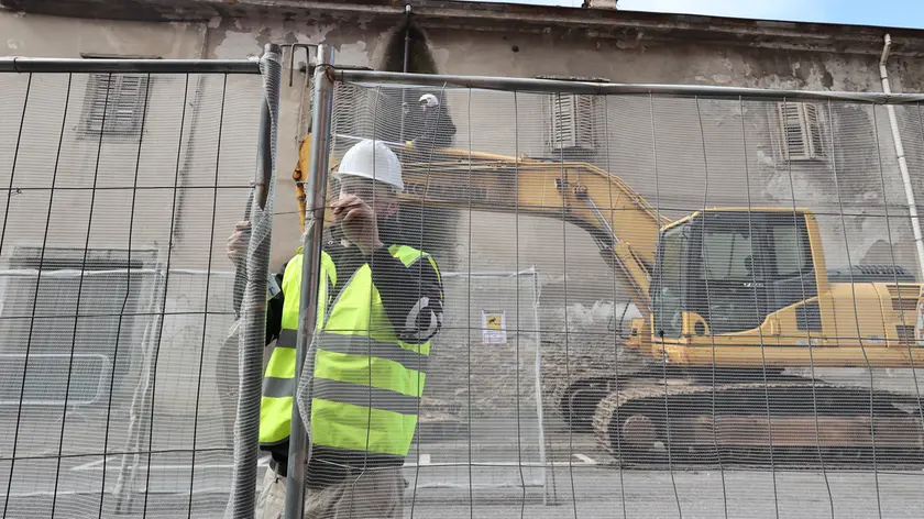 La demolizione dello stabile in questa foto di Lasorte