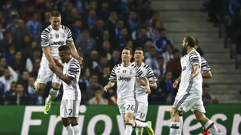 epa05809468 Juventus players celebrate a goal during the UEFA Champions League round of 16, first leg soccer match between FC Porto and Juventus FC at Dragao stadium in Porto, Portugal, 22 February 2017. EPA/ESTELA SILVA