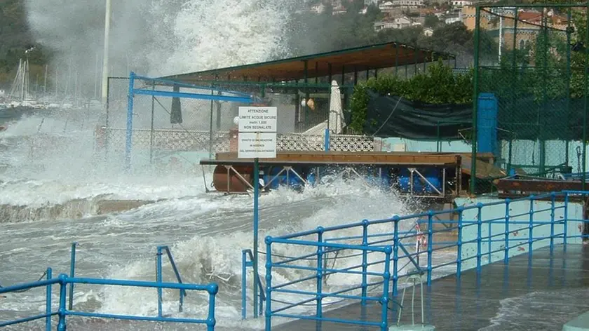 Gli effetti di una mareggiata, e non delle peggiori, sul Circolo Marina Mercantile di Barcola